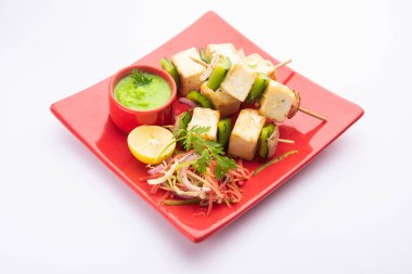 Makhmali ya da Malai Paneer Tikka Kebap yeşil salata ve turşuyla servis edilen bir Kuzey Hindistan başlangıç yiyeceğidir.