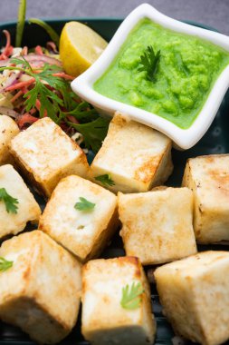 Makhmali ya da Malai Paneer Tikka Kebap yeşil salata ve turşuyla servis edilen bir Kuzey Hindistan başlangıç yiyeceğidir.