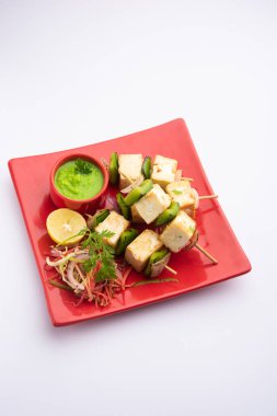 Makhmali ya da Malai Paneer Tikka Kebap yeşil salata ve turşuyla servis edilen bir Kuzey Hindistan başlangıç yiyeceğidir.