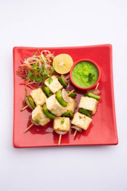 Makhmali ya da Malai Paneer Tikka Kebap yeşil salata ve turşuyla servis edilen bir Kuzey Hindistan başlangıç yiyeceğidir.