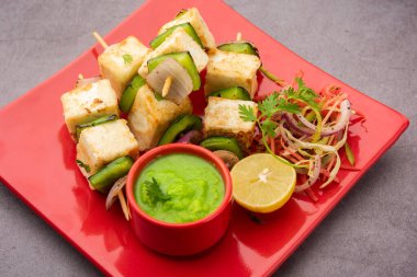 Makhmali ya da Malai Paneer Tikka Kebap yeşil salata ve turşuyla servis edilen bir Kuzey Hindistan başlangıç yiyeceğidir.