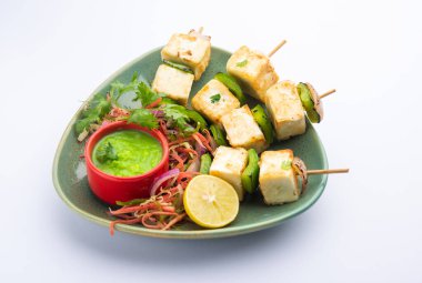 Makhmali ya da Malai Paneer Tikka Kebap yeşil salata ve turşuyla servis edilen bir Kuzey Hindistan başlangıç yiyeceğidir.