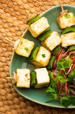 Makhmali ya da Malai Paneer Tikka Kebap yeşil salata ve turşuyla servis edilen bir Kuzey Hindistan başlangıç yiyeceğidir.