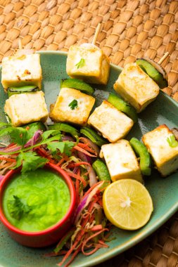 Makhmali ya da Malai Paneer Tikka Kebap yeşil salata ve turşuyla servis edilen bir Kuzey Hindistan başlangıç yiyeceğidir.