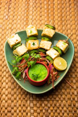 Makhmali ya da Malai Paneer Tikka Kebap yeşil salata ve turşuyla servis edilen bir Kuzey Hindistan başlangıç yiyeceğidir.