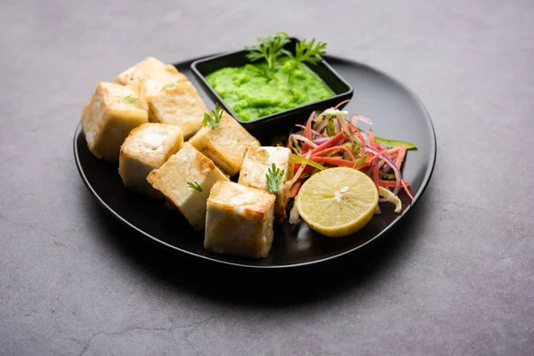 Makhmali ya da Malai Paneer Tikka Kebap yeşil salata ve turşuyla servis edilen bir Kuzey Hindistan başlangıç yiyeceğidir.