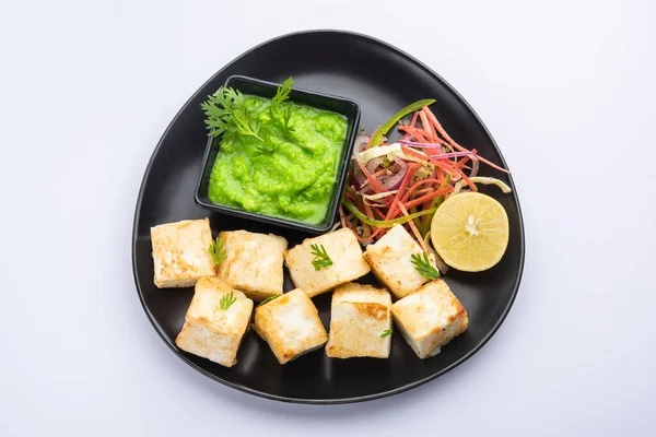 Makhmali ya da Malai Paneer Tikka Kebap yeşil salata ve turşuyla servis edilen bir Kuzey Hindistan başlangıç yiyeceğidir.