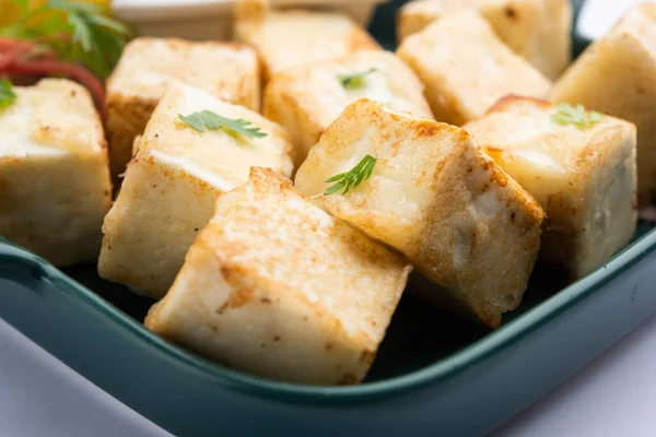 Makhmali ya da Malai Paneer Tikka Kebap yeşil salata ve turşuyla servis edilen bir Kuzey Hindistan başlangıç yiyeceğidir.