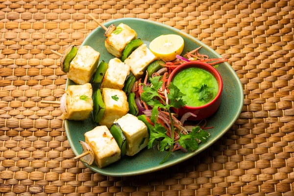 Makhmali ya da Malai Paneer Tikka Kebap yeşil salata ve turşuyla servis edilen bir Kuzey Hindistan başlangıç yiyeceğidir.