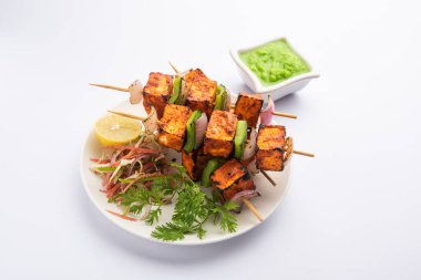 Paneer tikka baharatlarla marine edilmiş ve tandırda kızartılmış süzme peynirden yapılmış bir Hint yemeğidir.