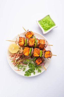 Paneer tikka baharatlarla marine edilmiş ve tandırda kızartılmış süzme peynirden yapılmış bir Hint yemeğidir.
