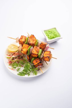Paneer tikka baharatlarla marine edilmiş ve tandırda kızartılmış süzme peynirden yapılmış bir Hint yemeğidir.