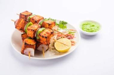Paneer tikka baharatlarla marine edilmiş ve tandırda kızartılmış süzme peynirden yapılmış bir Hint yemeğidir.