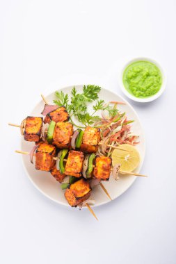 Paneer tikka baharatlarla marine edilmiş ve tandırda kızartılmış süzme peynirden yapılmış bir Hint yemeğidir.