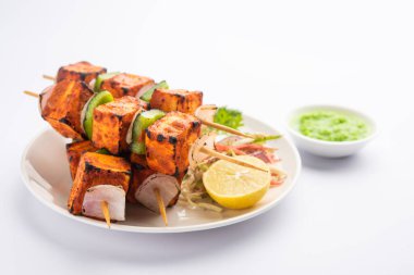 Paneer tikka baharatlarla marine edilmiş ve tandırda kızartılmış süzme peynirden yapılmış bir Hint yemeğidir.