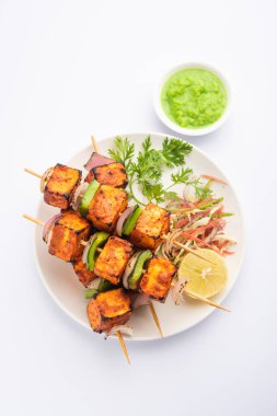 Paneer tikka baharatlarla marine edilmiş ve tandırda kızartılmış süzme peynirden yapılmış bir Hint yemeğidir.