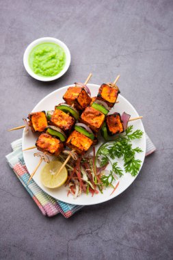 Paneer tikka baharatlarla marine edilmiş ve tandırda kızartılmış süzme peynirden yapılmış bir Hint yemeğidir.
