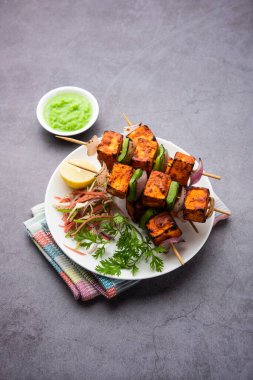 Paneer tikka baharatlarla marine edilmiş ve tandırda kızartılmış süzme peynirden yapılmış bir Hint yemeğidir.