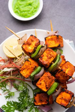 Paneer tikka baharatlarla marine edilmiş ve tandırda kızartılmış süzme peynirden yapılmış bir Hint yemeğidir.