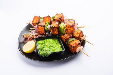 Paneer tikka baharatlarla marine edilmiş ve tandırda kızartılmış süzme peynirden yapılmış bir Hint yemeğidir.