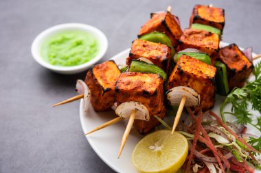 Paneer tikka baharatlarla marine edilmiş ve tandırda kızartılmış süzme peynirden yapılmış bir Hint yemeğidir.
