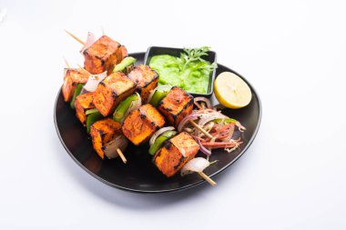Paneer tikka baharatlarla marine edilmiş ve tandırda kızartılmış süzme peynirden yapılmış bir Hint yemeğidir.