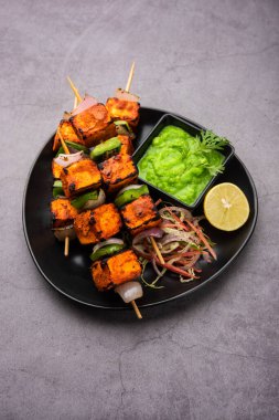 Paneer tikka baharatlarla marine edilmiş ve tandırda kızartılmış süzme peynirden yapılmış bir Hint yemeğidir.