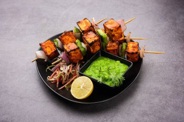 Paneer tikka baharatlarla marine edilmiş ve tandırda kızartılmış süzme peynirden yapılmış bir Hint yemeğidir.