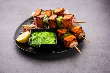Paneer tikka baharatlarla marine edilmiş ve tandırda kızartılmış süzme peynirden yapılmış bir Hint yemeğidir.