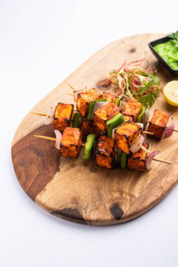 Paneer tikka baharatlarla marine edilmiş ve tandırda kızartılmış süzme peynirden yapılmış bir Hint yemeğidir.