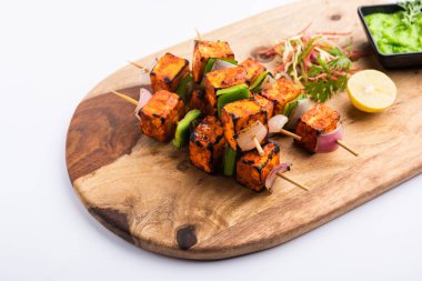 Paneer tikka baharatlarla marine edilmiş ve tandırda kızartılmış süzme peynirden yapılmış bir Hint yemeğidir.