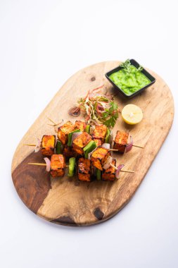 Paneer tikka baharatlarla marine edilmiş ve tandırda kızartılmış süzme peynirden yapılmış bir Hint yemeğidir.