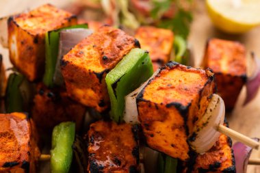 Paneer tikka baharatlarla marine edilmiş ve tandırda kızartılmış süzme peynirden yapılmış bir Hint yemeğidir.