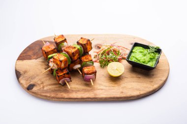 Paneer tikka baharatlarla marine edilmiş ve tandırda kızartılmış süzme peynirden yapılmış bir Hint yemeğidir.