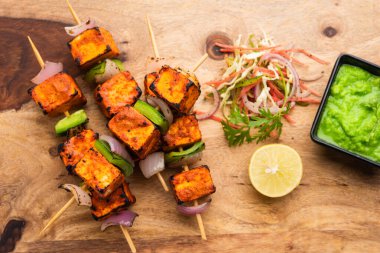Paneer tikka baharatlarla marine edilmiş ve tandırda kızartılmış süzme peynirden yapılmış bir Hint yemeğidir.
