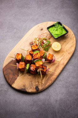 Paneer tikka baharatlarla marine edilmiş ve tandırda kızartılmış süzme peynirden yapılmış bir Hint yemeğidir.