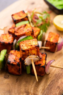 Paneer tikka baharatlarla marine edilmiş ve tandırda kızartılmış süzme peynirden yapılmış bir Hint yemeğidir.