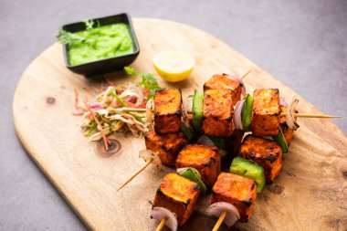 Paneer tikka baharatlarla marine edilmiş ve tandırda kızartılmış süzme peynirden yapılmış bir Hint yemeğidir.