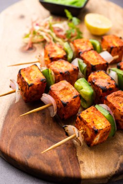 Paneer tikka baharatlarla marine edilmiş ve tandırda kızartılmış süzme peynirden yapılmış bir Hint yemeğidir.
