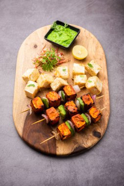 Makhmali ya da Malai Paneer Tikka Kebap yeşil salata ve turşuyla servis edilen bir Kuzey Hindistan başlangıç yiyeceğidir.