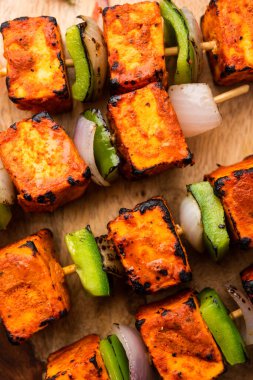 Paneer tikka baharatlarla marine edilmiş ve tandırda kızartılmış süzme peynirden yapılmış bir Hint yemeğidir.