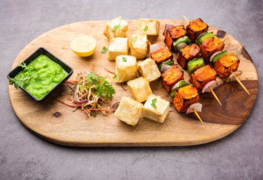 Makhmali ya da Malai Paneer Tikka Kebap yeşil salata ve turşuyla servis edilen bir Kuzey Hindistan başlangıç yiyeceğidir.