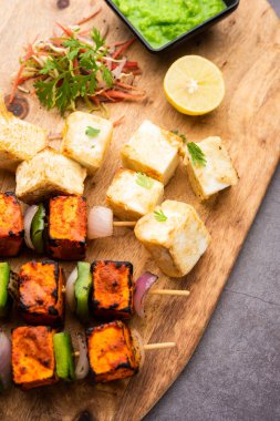 Makhmali ya da Malai Paneer Tikka Kebap yeşil salata ve turşuyla servis edilen bir Kuzey Hindistan başlangıç yiyeceğidir.