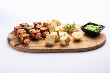 Makhmali ya da Malai Paneer Tikka Kebap yeşil salata ve turşuyla servis edilen bir Kuzey Hindistan başlangıç yiyeceğidir.