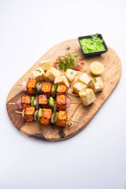 Makhmali ya da Malai Paneer Tikka Kebap yeşil salata ve turşuyla servis edilen bir Kuzey Hindistan başlangıç yiyeceğidir.