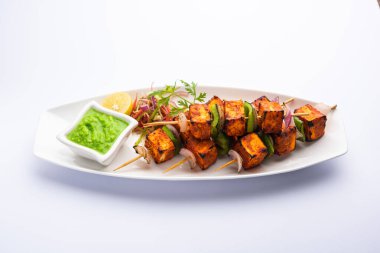 Paneer tikka baharatlarla marine edilmiş ve tandırda kızartılmış süzme peynirden yapılmış bir Hint yemeğidir.