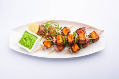 Paneer tikka baharatlarla marine edilmiş ve tandırda kızartılmış süzme peynirden yapılmış bir Hint yemeğidir.