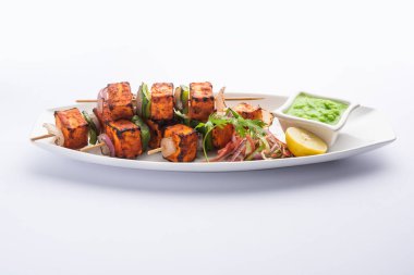 Paneer tikka baharatlarla marine edilmiş ve tandırda kızartılmış süzme peynirden yapılmış bir Hint yemeğidir.