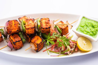 Paneer tikka baharatlarla marine edilmiş ve tandırda kızartılmış süzme peynirden yapılmış bir Hint yemeğidir.