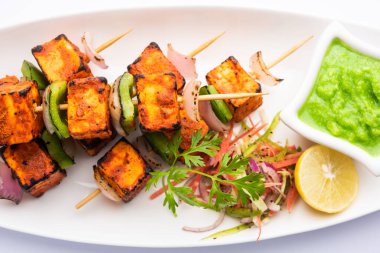 Paneer tikka baharatlarla marine edilmiş ve tandırda kızartılmış süzme peynirden yapılmış bir Hint yemeğidir.